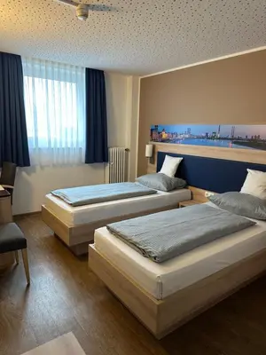 Ein Bett oder Betten in einem Zimmer der Unterkunft Hotel Am Vogelsanger Weg