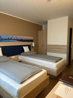 Ein Bett oder Betten in einem Zimmer der Unterkunft Hotel Am Vogelsanger Weg