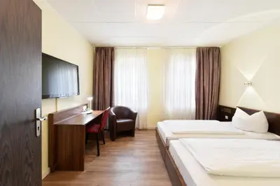 Ein Bett oder Betten in einem Zimmer der Unterkunft Hotel Schumacher Düsseldorf