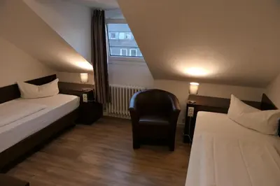 Ein Bett oder Betten in einem Zimmer der Unterkunft Hotel Schumacher Düsseldorf