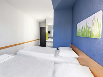 Ein Bett oder Betten in einem Zimmer der Unterkunft B&B HOTEL Düsseldorf-Hilden