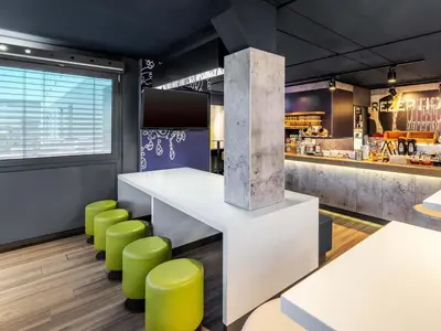 Lounge oder Bar in der Unterkunft B&B HOTEL Düsseldorf-Hilden