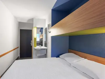 Ein Bett oder Betten in einem Zimmer der Unterkunft B&B HOTEL Düsseldorf-Hilden