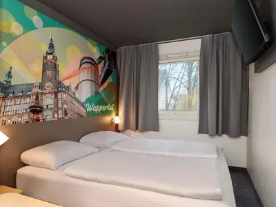 Ein Bett oder Betten in einem Zimmer der Unterkunft B&B HOTEL Wuppertal-Oberbarmen