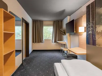 Ein Bett oder Betten in einem Zimmer der Unterkunft B&B HOTEL Essen-Nord