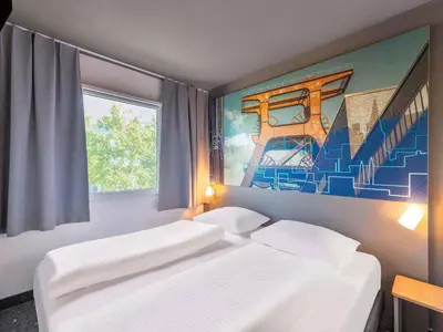 Ein Bett oder Betten in einem Zimmer der Unterkunft B&B HOTEL Essen-Nord