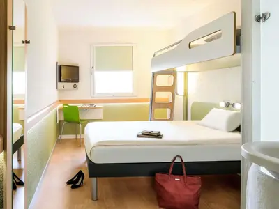 Ein Bett oder Betten in einem Zimmer der Unterkunft ibis budget Duisburg City am Innenhafen