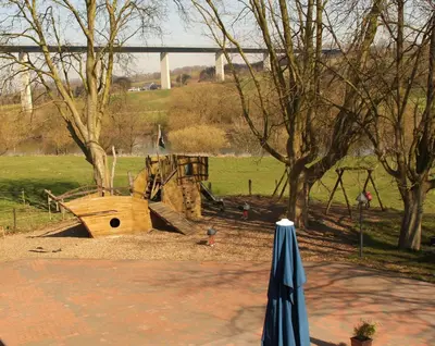 Ein Garten an der Unterkunft Hotel Mintarder Wasserbahnhof
