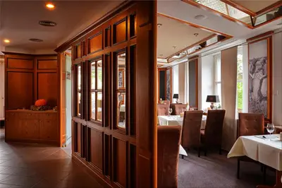 Ein Sitzbereich in der Unterkunft Hotel Zur Linde