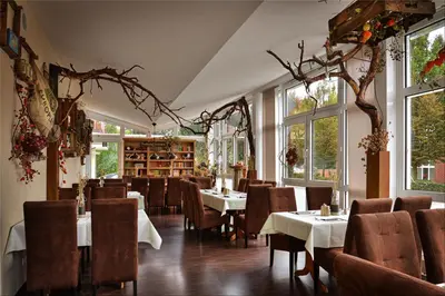 Ein Sitzbereich in der Unterkunft Hotel Zur Linde