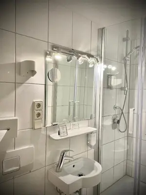 Ein Badezimmer in der Unterkunft Hotel Am Volksgarten