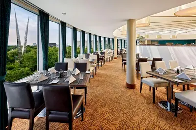 Ein Restaurant oder anderes Speiselokal in der Unterkunft Sheraton Duesseldorf Airport Hotel