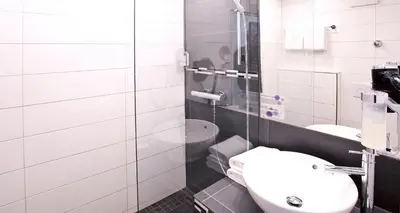Ein Badezimmer in der Unterkunft PLAZA INN stays design Dortmund