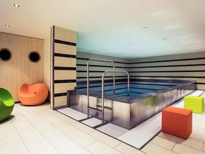 Der Swimmingpool an oder in der Nähe von Mercure Hotel Duisburg City