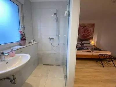 Ein Badezimmer in der Unterkunft Home-Rose-Garden-Gästehaus kontaktloser Zugang
