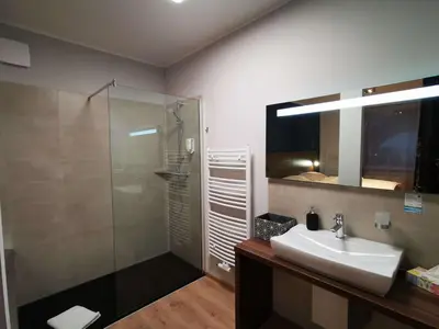 Ein Badezimmer in der Unterkunft Hotel Zu Freunden