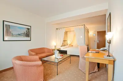 Ein Sitzbereich in der Unterkunft Hotel Barbarossa