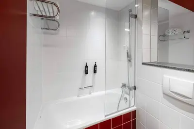 Ein Badezimmer in der Unterkunft Ramada by Wyndham Essen