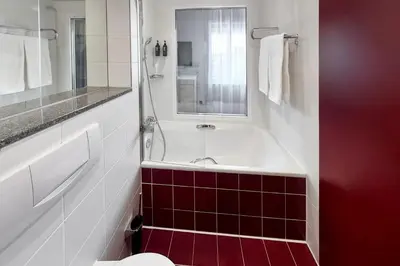 Ein Badezimmer in der Unterkunft Ramada by Wyndham Essen