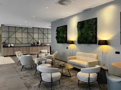 Ein Sitzbereich in der Unterkunft Ramada by Wyndham Essen