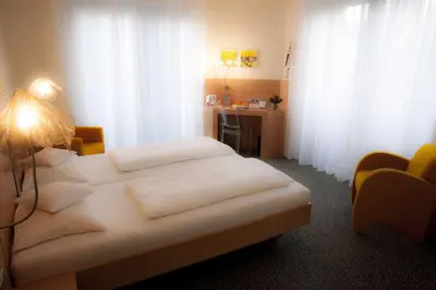 Ein Bett oder Betten in einem Zimmer der Unterkunft Mintrops Stadt Hotel Margarethenhöhe
