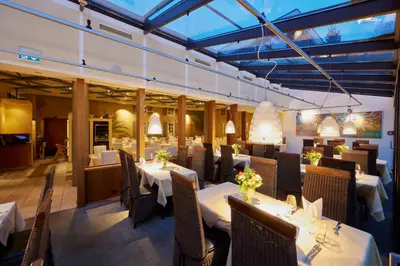 Ein Restaurant oder anderes Speiselokal in der Unterkunft Hotel Bredeney