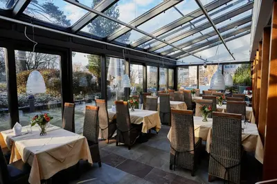 Ein Restaurant oder anderes Speiselokal in der Unterkunft Hotel Bredeney