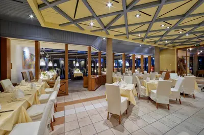 Ein Restaurant oder anderes Speiselokal in der Unterkunft Hotel Bredeney