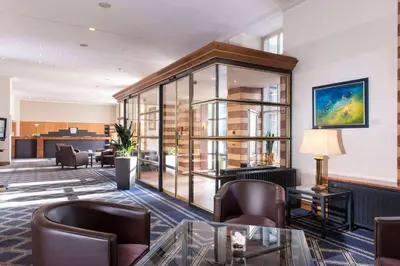 Ein Sitzbereich in der Unterkunft Wyndham Duisburger Hof