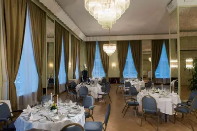 Ein Restaurant oder anderes Speiselokal in der Unterkunft Wyndham Duisburger Hof