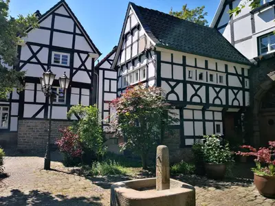 Ein Garten an der Unterkunft Fünf Giebel Eck in der Freiheit am Ruhrtalradweg