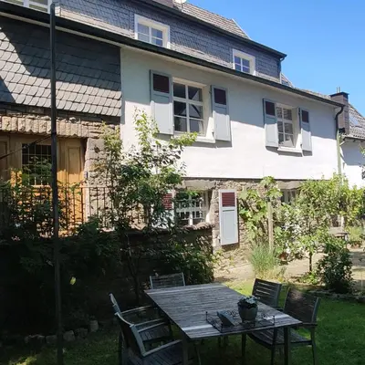 Ein Garten an der Unterkunft Fünf Giebel Eck in der Freiheit am Ruhrtalradweg