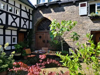 Ein Garten an der Unterkunft Fünf Giebel Eck in der Freiheit am Ruhrtalradweg