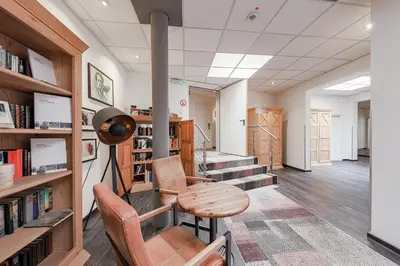 Die Bibliothek im Hotel