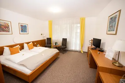 Ein Bett oder Betten in einem Zimmer der Unterkunft Hotel am Schlosspark Essen