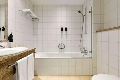 Ein Badezimmer in der Unterkunft Ramada by Wyndham Duesseldorf Ratingen