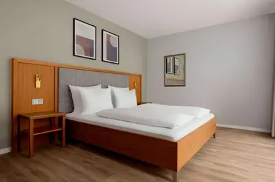 Ein Bett oder Betten in einem Zimmer der Unterkunft Ramada by Wyndham Duesseldorf Ratingen