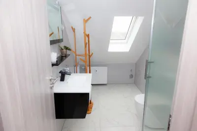 Ein Badezimmer in der Unterkunft T&K Apartments near Messe Fair Trade Düsseldorf und Airport 3A