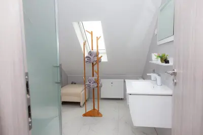 Ein Badezimmer in der Unterkunft T&K Apartments near Messe Fair Trade Düsseldorf und Airport 3B