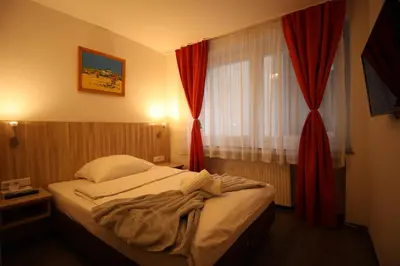 Ein Bett oder Betten in einem Zimmer der Unterkunft Hotel Paris