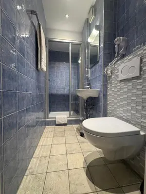 Ein Badezimmer in der Unterkunft Hotel Paris