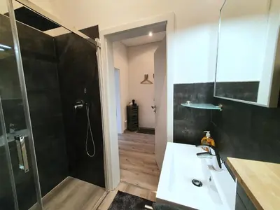 Ein Badezimmer in der Unterkunft Moderne Wohlfühloase zentral in Seenähe - Pillow menu, 2 Stk 55