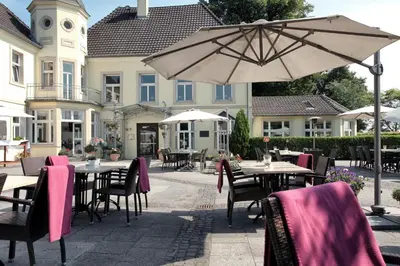 Ein Restaurant oder anderes Speiselokal in der Unterkunft Hotel Haus Duden
