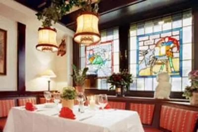Ein Restaurant oder anderes Speiselokal in der Unterkunft Hotel Fabritz