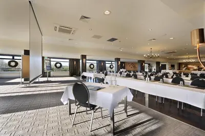 Ein Restaurant oder anderes Speiselokal in der Unterkunft Hotel Moers van der Valk
