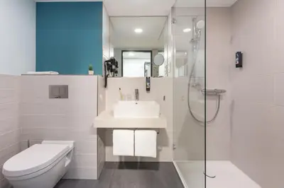 Ein Badezimmer in der Unterkunft Holiday Inn - the niu, Seven Dusseldorf Ost by IHG