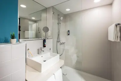 Ein Badezimmer in der Unterkunft Holiday Inn - the niu, Seven Dusseldorf Ost by IHG