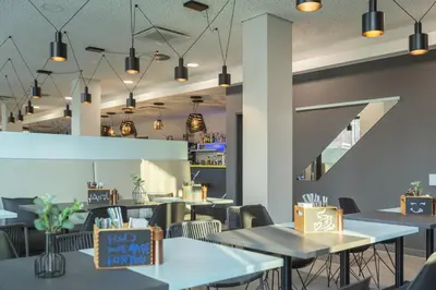 Ein Restaurant oder anderes Speiselokal in der Unterkunft Holiday Inn - the niu, Seven Dusseldorf Ost by IHG