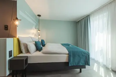 Ein Bett oder Betten in einem Zimmer der Unterkunft Holiday Inn - the niu, Seven Dusseldorf Ost by IHG