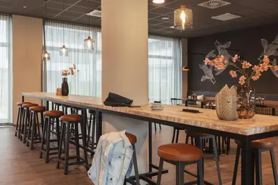 Ein Restaurant oder anderes Speiselokal in der Unterkunft Holiday Inn - the niu Tab Dusseldorf Main Station by IHG